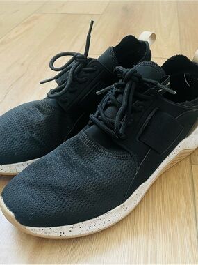 Reebok Men's Black Knit Sneakers with White Speckled Midsole, Women 10